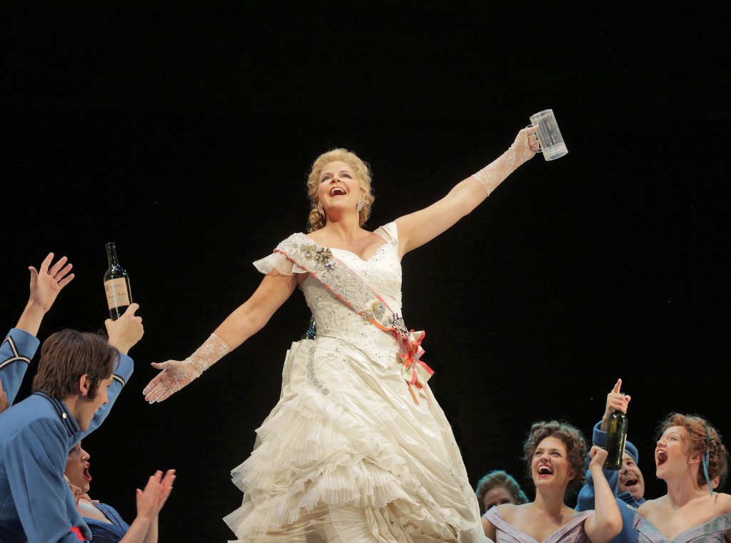 SUSAN GRAHAM (THE GRAND DUCHESS) + CHORUS. Photo by Ken Howard